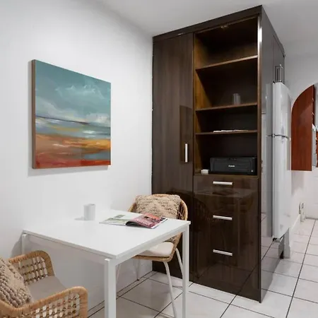 Home Away From Home With Private Deck شقة *