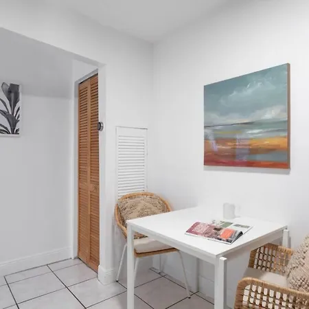 Home Away From Home With Private Deck شقة *